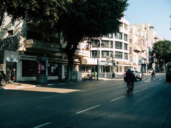 Tel Aviv İsrail 18 Şubat 2019 öğleden sonra Tel Aviv sokaklarında bir bisiklet ile bilinmeyen İsrail halkının görünümü