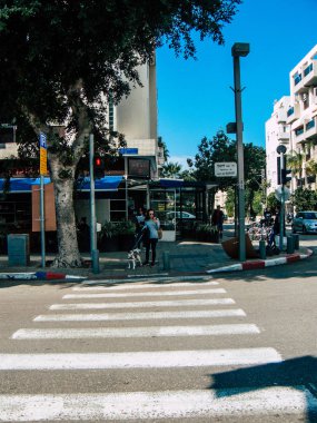 Tel Aviv İsrail 20 Şubat 2019 bilinmeyen İsrail halkının öğleden sonra Tel Aviv sokaklarında yürüyüş görünümü