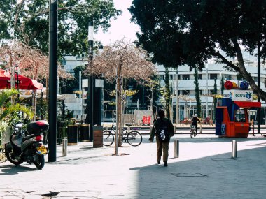 Tel Aviv İsrail 20 Şubat 2019 bilinmeyen İsrail halkının öğleden sonra Tel Aviv sokaklarında yürüyüş görünümü