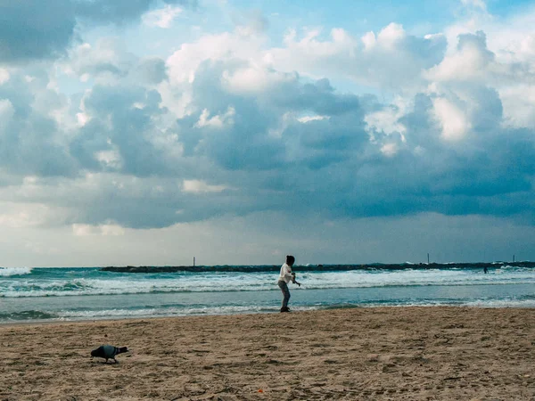 Tel Aviv İsrail 20 Şubat 2019 eğleniyor plaj Tel Aviv tarihinde öğleden sonra bilinmeyen İsrail halkının görünümü