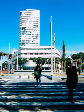 Tel Aviv İsrail 20 Şubat 2019 bilinmeyen İsrail halkının öğleden sonra Tel Aviv sokaklarında yürüyüş görünümü