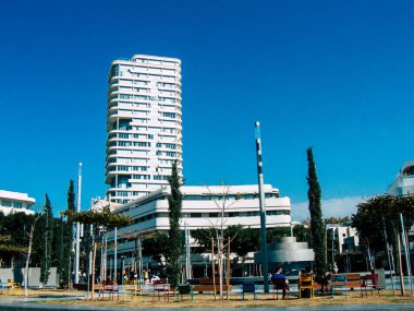 Tel Aviv İsrail 20 Şubat 2019 öğleden sonra Tel Aviv sokaklarında oturan bilinmeyen İsrail insanlar görünümünü