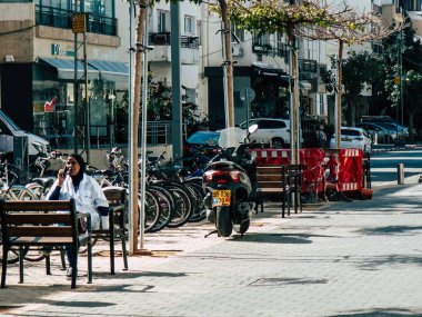 Tel Aviv İsrail 20 Şubat 2019 öğleden sonra Tel Aviv sokaklarında oturan bilinmeyen İsrail insanlar görünümünü