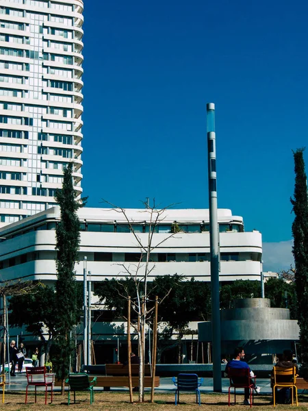 Tel Aviv İsrail 20 Şubat 2019 öğleden sonra Tel Aviv sokaklarında oturan bilinmeyen İsrail insanlar görünümünü