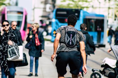 Reims France Mayıs 7, 2019 Sabah Reims sokaklarında bisiklet kullanan bilinmeyen Fransızların görünümü