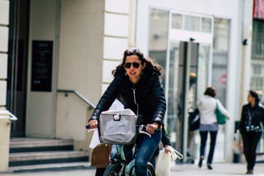 Reims France Mayıs 7, 2019 Sabah Reims sokaklarında bisiklet kullanan bilinmeyen Fransızların görünümü