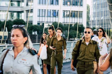 Tel Aviv İsrail 1 Ağustos 2019 Öğleden sonra Tel Aviv sokaklarında yürüyen bilinmeyen İsrailli askerin görünümü
