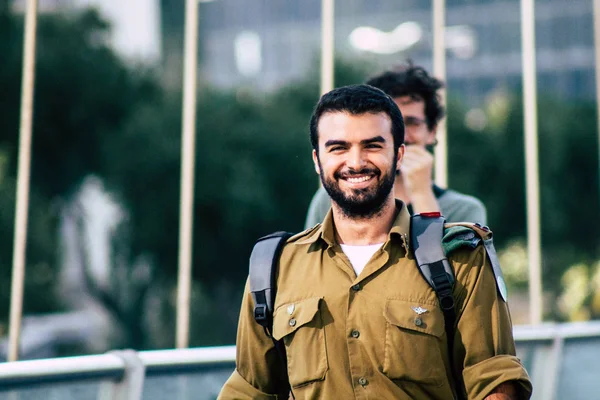 Tel Aviv İsrail 1 Ağustos 2019 Öğleden sonra Tel Aviv sokaklarında yürüyen bilinmeyen İsrailli askerin görünümü