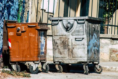  Atina Yunanistan Eylül 4, 2019 Sabah Atina sokaklarında çöp konteyner görünümü