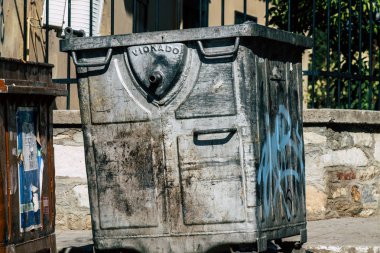  Atina Yunanistan Eylül 4, 2019 Sabah Atina sokaklarında çöp konteyner görünümü