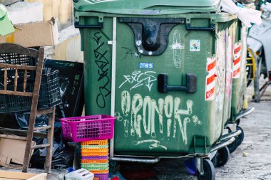  Atina Yunanistan Eylül 4, 2019 Sabah Atina sokaklarında çöp konteyner görünümü