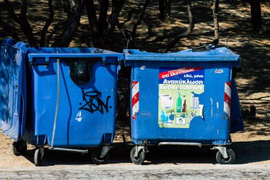  Atina Yunanistan Eylül 4, 2019 Sabah Atina sokaklarında çöp konteyner görünümü