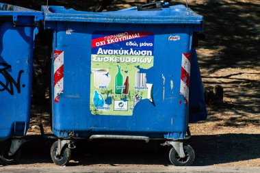  Atina Yunanistan Eylül 4, 2019 Sabah Atina sokaklarında çöp konteyner görünümü