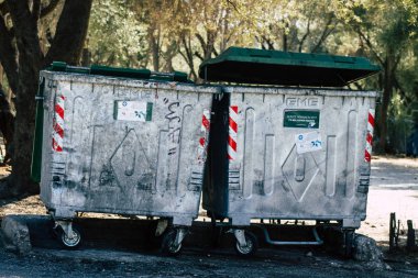  Atina Yunanistan Eylül 4, 2019 Sabah Atina sokaklarında çöp konteyner görünümü