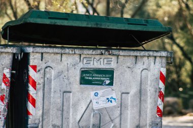  Atina Yunanistan Eylül 4, 2019 Sabah Atina sokaklarında çöp konteyner görünümü