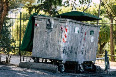  Atina Yunanistan Eylül 4, 2019 Sabah Atina sokaklarında çöp konteyner görünümü