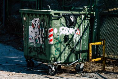  Atina Yunanistan Eylül 4, 2019 Sabah Atina sokaklarında çöp konteyner görünümü