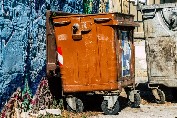  Atina Yunanistan Eylül 4, 2019 Sabah Atina sokaklarında çöp konteyner görünümü