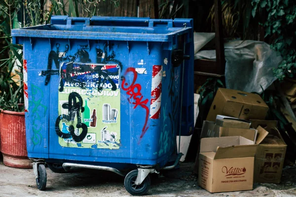  Atina Yunanistan Eylül 4, 2019 Sabah Atina sokaklarında çöp konteyner görünümü