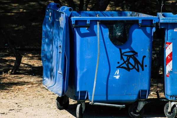  Atina Yunanistan Eylül 4, 2019 Sabah Atina sokaklarında çöp konteyner görünümü