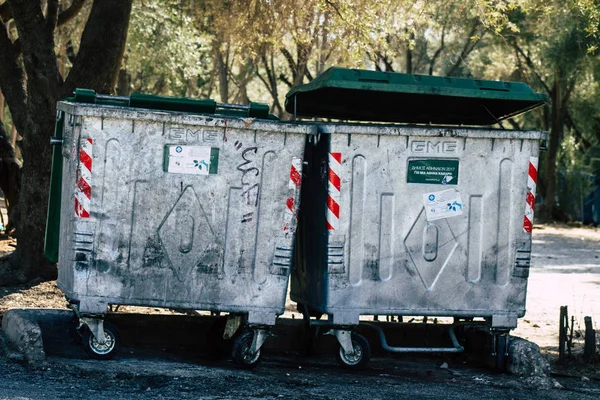  Atina Yunanistan Eylül 4, 2019 Sabah Atina sokaklarında çöp konteyner görünümü