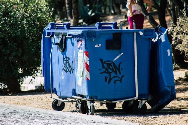  Atina Yunanistan Eylül 4, 2019 Sabah Atina sokaklarında çöp konteyner görünümü