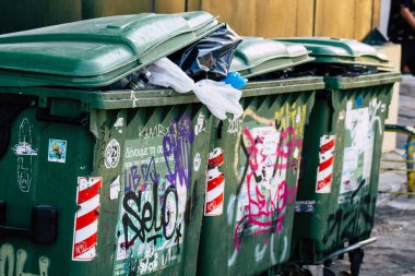  Atina Yunanistan Eylül 4, 2019 Sabah Atina sokaklarında çöp konteyner görünümü