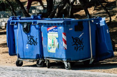  Atina Yunanistan Eylül 4, 2019 Sabah Atina sokaklarında çöp konteyner görünümü