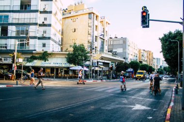 Tel Aviv İsrail 08 Eylül 2019 Bilinmeyenlerin görünümü İsrailliler öğleden sonra Tel Aviv sokaklarında elektrikli scooter ve bisikletle yuvarlanAn