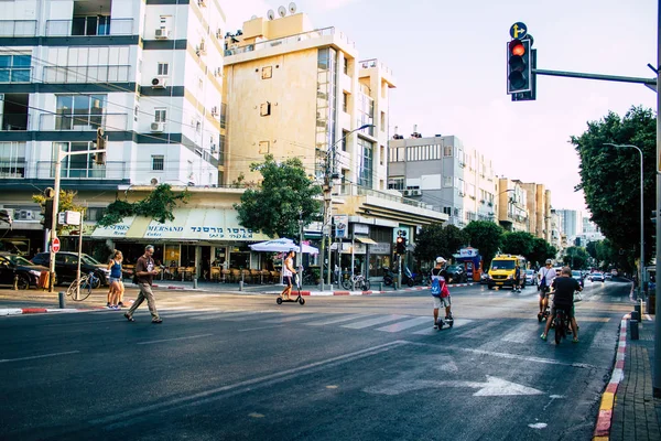 テルアビブイスラエル9月08 2019午後にテルアビブの通りで電動スクーターと自転車で転がる未知のイスラエルの人々のビュー — ストック写真
