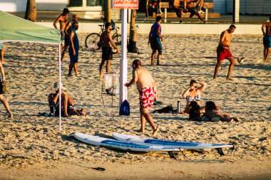 Tel Aviv İsrail 3 Ekim 2019 Tel Aviv sahillerinde eğlenen meçhul insanların görüntüsü