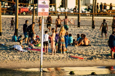 Tel Aviv İsrail 3 Ekim 2019 Tel Aviv sahillerinde eğlenen meçhul insanların görüntüsü