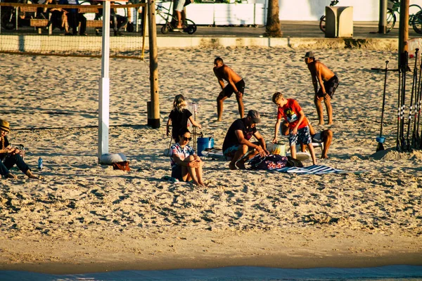 2019年10月3日 以色列特拉维夫 人们晚上在特拉维夫海滩上玩乐的不为人知的景象 — 图库照片