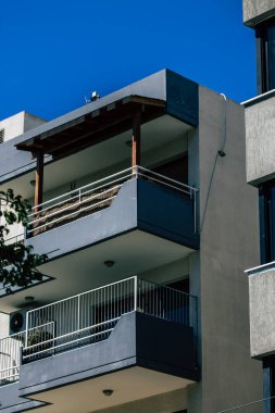 Limasol Kıbrıs Rum Kesimi 28 Mayıs 2020 Kıbrıs Rum Kesimi 'nin Limasol adasındaki bir binanın cephesine bakmaktadır.