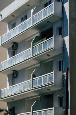 Limasol Kıbrıs Rum Kesimi 28 Mayıs 2020 Kıbrıs Rum Kesimi 'nin Limasol adasındaki bir binanın cephesine bakmaktadır.