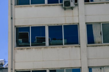 Limasol Kıbrıs Rum Kesimi 28 Mayıs 2020 Kıbrıs Rum Kesimi 'nin Limasol adasındaki bir binanın cephesine bakmaktadır.