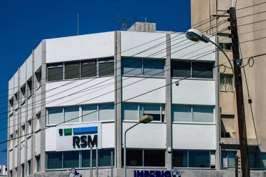 Limasol Kıbrıs Rum Kesimi 28 Mayıs 2020 Kıbrıs Rum Kesimi 'nin Limasol adasındaki bir binanın cephesine bakmaktadır.