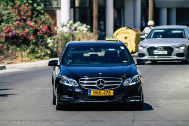 Kıbrıs Rum Kesimi 28 Mayıs 2020 'de Kıbrıs Rum Kesimi' nin Kıbrıs Rum Kesimi 'nin Limasol adasının sokaklarında geleneksel bir Kıbrıs taksisinin görüntüsü