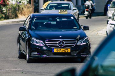 Kıbrıs Rum Kesimi 28 Mayıs 2020 'de Kıbrıs Rum Kesimi' nin Kıbrıs Rum Kesimi 'nin Limasol adasının sokaklarında geleneksel bir Kıbrıs taksisinin görüntüsü