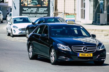 Kıbrıs Rum Kesimi 28 Mayıs 2020 'de Kıbrıs Rum Kesimi' nin Kıbrıs Rum Kesimi 'nin Limasol adasının sokaklarında geleneksel bir Kıbrıs taksisinin görüntüsü