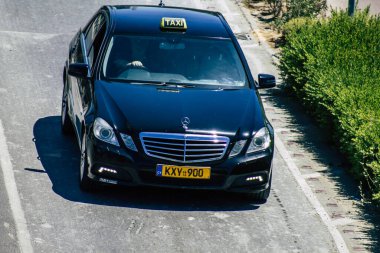 Kıbrıs Rum Kesimi 28 Mayıs 2020 'de Kıbrıs Rum Kesimi' nin Kıbrıs Rum Kesimi 'nin Limasol adasının sokaklarında geleneksel bir Kıbrıs taksisinin görüntüsü