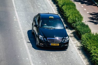 Kıbrıs Rum Kesimi 28 Mayıs 2020 'de Kıbrıs Rum Kesimi' nin Kıbrıs Rum Kesimi 'nin Limasol adasının sokaklarında geleneksel bir Kıbrıs taksisinin görüntüsü