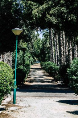 Kıbrıs Rum Kesimi 28 Mayıs 2020 'de Kıbrıs Rum Kesimi' nin Limasol kentinin göbeğindeki sahil caddesinde bulunan belediye kamu bahçesi manzarası