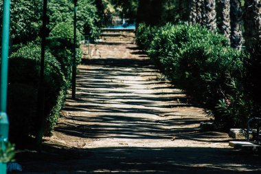 Kıbrıs Rum Kesimi 28 Mayıs 2020 'de Kıbrıs Rum Kesimi' nin Limasol kentinin göbeğindeki sahil caddesinde bulunan belediye kamu bahçesi manzarası