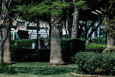Kıbrıs Rum Kesimi 28 Mayıs 2020 'de Kıbrıs Rum Kesimi' nin Limasol kentinin göbeğindeki sahil caddesinde bulunan belediye kamu bahçesi manzarası