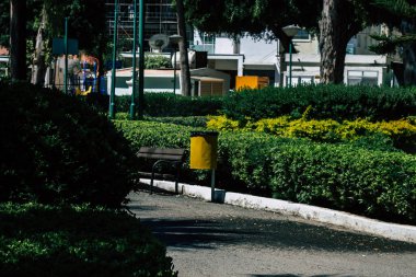Kıbrıs Rum Kesimi 28 Mayıs 2020 'de Kıbrıs Rum Kesimi' nin Limasol kentinin göbeğindeki sahil caddesinde bulunan belediye kamu bahçesi manzarası