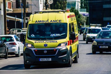 Kıbrıs Rum Kesimi 28 Mayıs 2020 Kıbrıs Rum Kesimi Kıbrıs Rum Kesimi 'nin Limasol adasının sokaklarında yürüyen geleneksel Kıbrıs ambulansı görülüyor