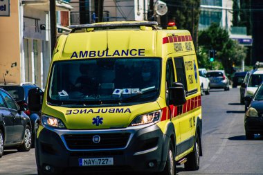 Kıbrıs Rum Kesimi 28 Mayıs 2020 Kıbrıs Rum Kesimi Kıbrıs Rum Kesimi 'nin Limasol adasının sokaklarında yürüyen geleneksel Kıbrıs ambulansı görülüyor