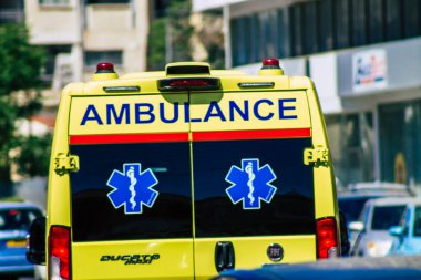 Kıbrıs Rum Kesimi 28 Mayıs 2020 Kıbrıs Rum Kesimi Kıbrıs Rum Kesimi 'nin Limasol adasının sokaklarında yürüyen geleneksel Kıbrıs ambulansı görülüyor