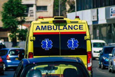 Kıbrıs Rum Kesimi 28 Mayıs 2020 Kıbrıs Rum Kesimi Kıbrıs Rum Kesimi 'nin Limasol adasının sokaklarında yürüyen geleneksel Kıbrıs ambulansı görülüyor